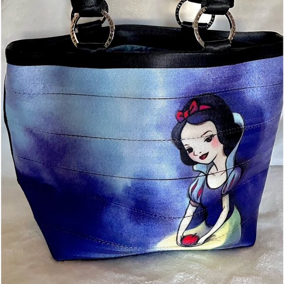 Disney’s 💯 AUTHENTIC!!!!!! evil queen Snow White tote new with tags collectible - Picture 3 of 6